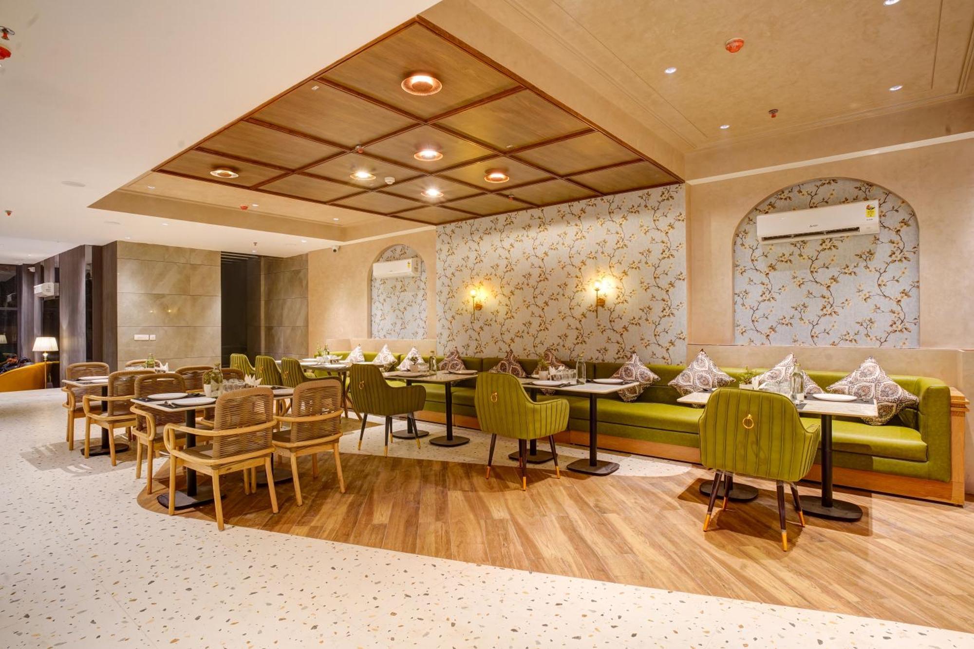 Iva Premium Aerocity - Free Airport Pickup Or Drop 4* New Delhi